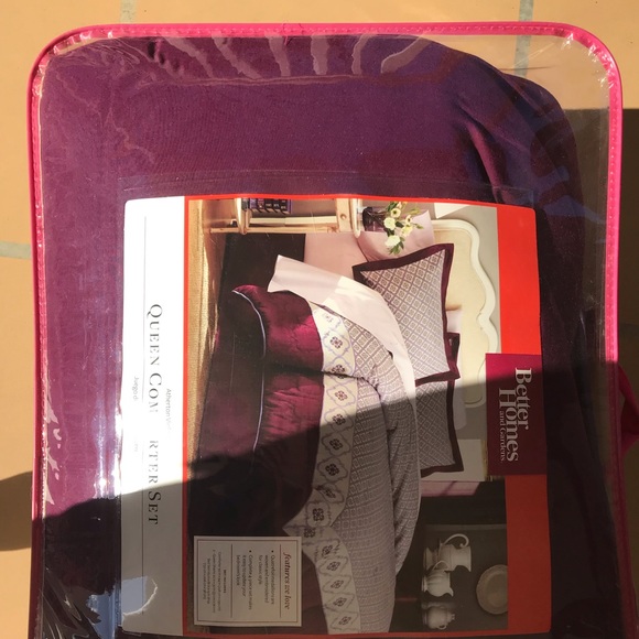 Queen comforter set with throw pillows - Picture 4 of 7